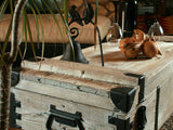 Table basse de campagne blanche coffre en bois ancien 97x41cm